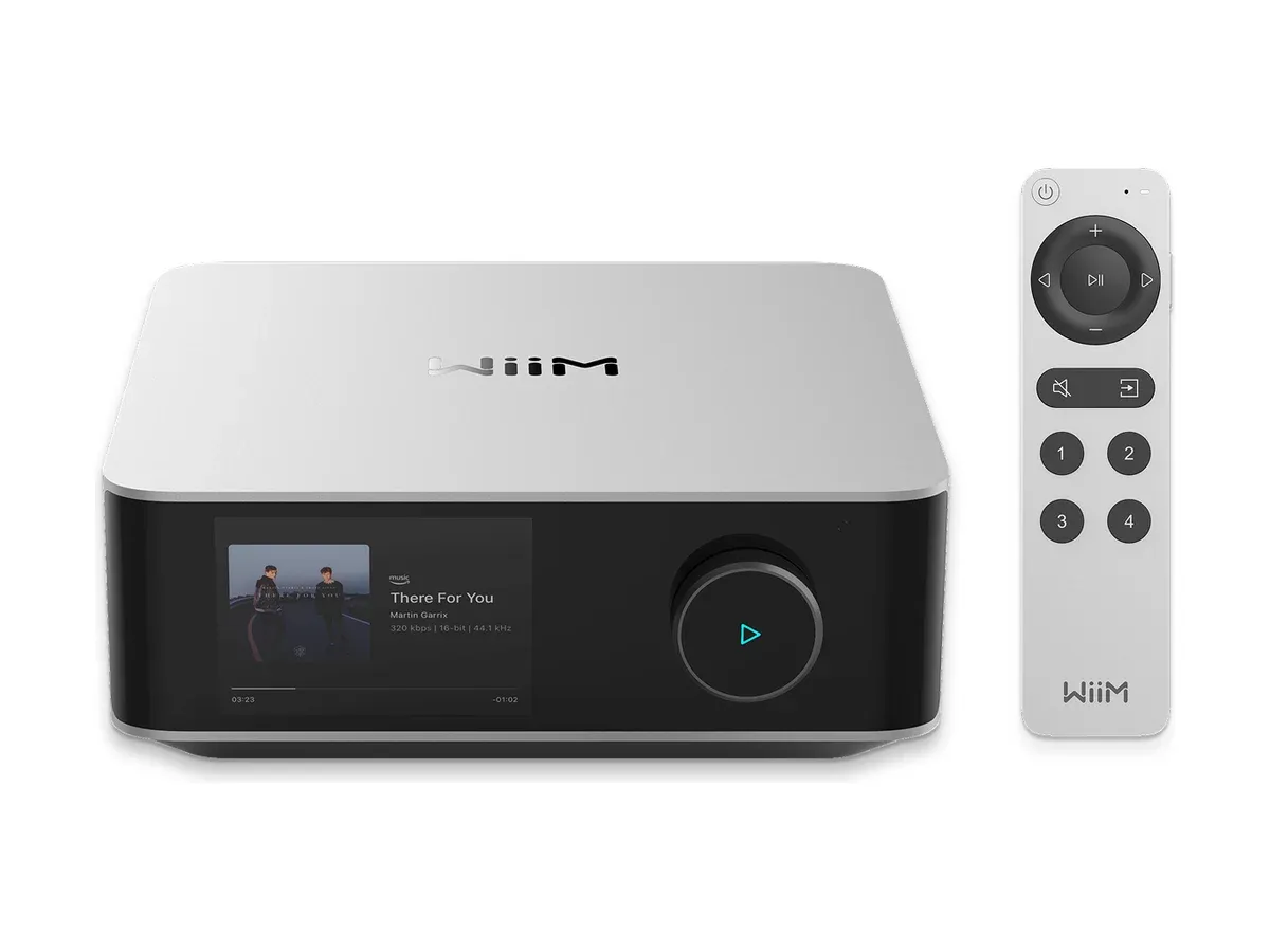 WiiM Amp Ultra in Silber mit Fernbedienung